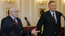 Odstupující premiér Mirek Topolánek předal prezidentovi Václavu Klausovi demisi vlády. | na serveru Lidovky.cz | aktuální zprávy