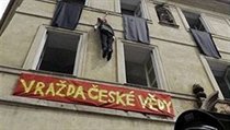 Vědci v Praze protestovali proti krácení financí Akademii věd, z okna ústavu symbolicky oběsili českého vědce. | na serveru Lidovky.cz | aktuální zprávy