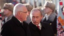 Ruský prezident Vladimir Putin (vpravo) s českým protějškem Václavem Klausem na setkání v Praze. Ruský prezident Vladimir Putin (vpravo) s českým protějškem Václavem Klausem na setkání v Praze.
