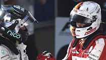 Lewis Hamilton (vlevo) a Sebastian Vettel.