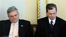 Vlastimil Tlustý (vlevo) s Janem Schwippelem před úterním hlasováním o nedůvěře vládě. | na serveru Lidovky.cz | aktuální zprávy