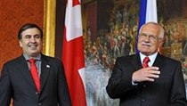 Prezident Václav Klaus se setkal s gruzínským prezidentem Michailem Saakašvilim (vlevo), který se v Praze účastní summitu EU pro Východní partnerství. | na serveru Lidovky.cz | aktuální zprávy