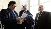 Bývalý ministr obrany Alexandr Vondra (vlevo), bývalý ředitel Vojenského... | na serveru Lidovky.cz | aktuální zprávy