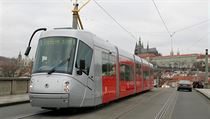 Tramvaj 14T s designem Porsche od firmy koda Transportation jezd v Praze od...