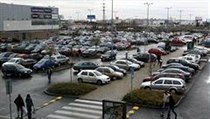 Ucpané parkoviště na Zličíně. Tak vypadala během víkendu i všechna ostatní parkoviště u obchodních center v Praze a jejím okolí. | na serveru Lidovky.cz | aktuální zprávy