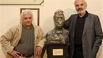 Nad bustou génia. Cimrmanologové Ladislav Smoljak a Zdeněk Svěrák. | na serveru Lidovky.cz | aktuální zprávy