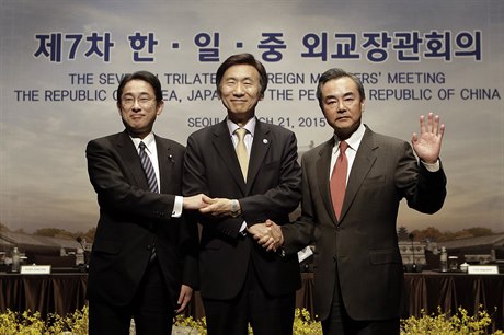 Zprava: ínský ministr zahranicí Wang I, korejský ministr zahranií Yun...