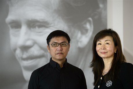 Tchajwantí spisovatelé Pching Lu (vpravo) a Wu Ming-i poskytli 23. bezna v...