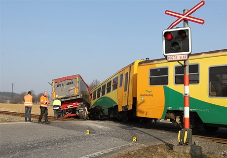 Na trati u Obratan mezi Táborem a Pelhimovem se v úterý ráno srazil osobní vlak s kamionem. 