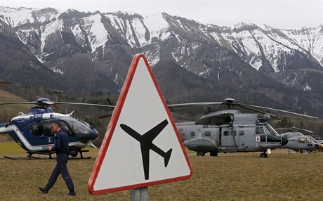 Záchranné helikoptéry francouzského letectva jsou pipraveny na zásah u nehody...