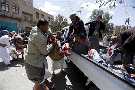 Jemenským Saná otásla série sebevraedných atentát.