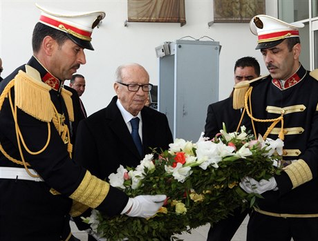 Tuniský prezident Káid Sibsí (uprosted) klade kvtinový vnec na památku obtí...