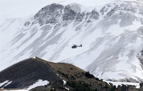 Letadlo se roztítilo o vysoké horské títy jihofrancouzských Alp, na míst, k...