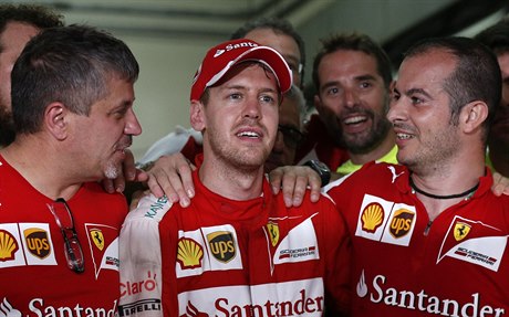 Sebastian Vettel (uprosted) oslavuje s týmovými kolegy svj triumf ve Velké...