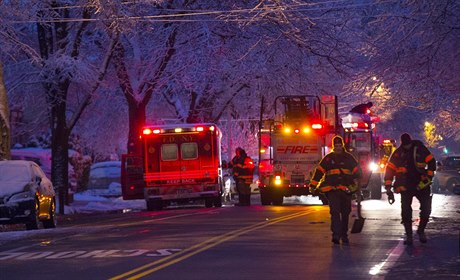 Hasii zasahují v newyorské tvrti Brooklyn, kde pi poáru obytného domu...