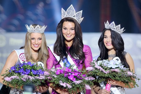 eská Miss 2015 Nikol vantnerová s Karolínou Maliovou (vlevo) a Andreou...