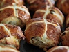 Hot cross buns symbolizuj Velikonoce