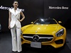 Modelka pózující u Mercedes-Benz GTS na International Motor Show v Bangkoku