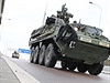 Vojáci v obrnném transportéru Stryker.