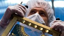 Jeden ze 42 modulů, který pro urychlovač LHCb vyvinuli vědci z britských... Jeden ze 42 modulů, který pro urychlovač LHCb vyvinuli vědci z britských...