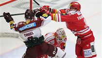 Souboj Marka Tročinského z Třince (vpravo) a Lukášem Cingelem ze Sparty před... | na serveru Lidovky.cz | aktuální zprávy