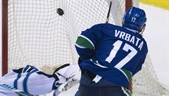 Útoník Vancuveru Canucks stílí gól proti Winnpegu