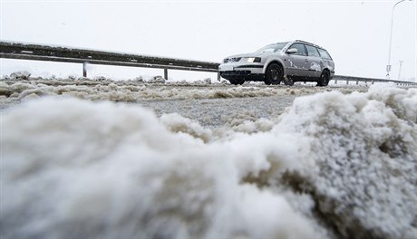 idii by mli být opatrní zejména v horských oblastech, kde na n na silnicích eká vrstva snhu.