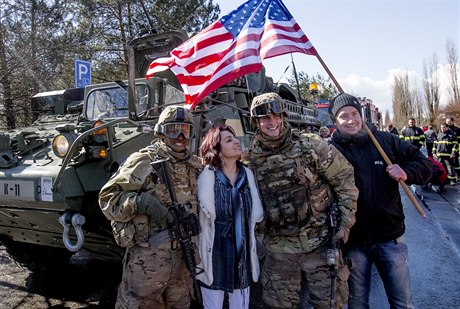 Lidé se pili podívat na americké vojáky a poídit si s nimi fotku.