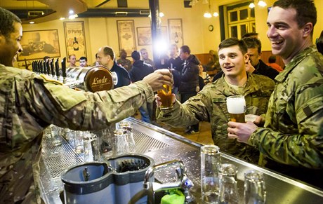 Amerití vojáci si vyzkoueli i to, jak se pivo epuje.