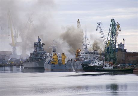 Stoupající kou z poáru jaderné ponorky Orel v ruském Severodvinsku.