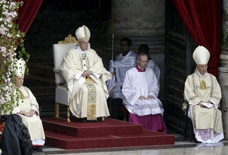 Pape Frantiek bhem velikononí me ve Vatikánu.