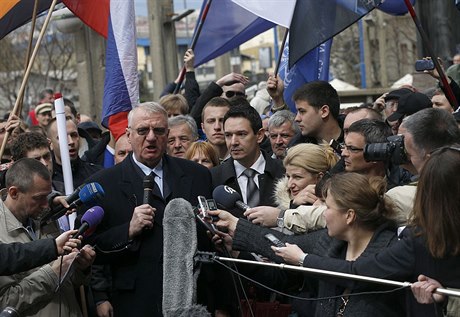 Vojislav eelj bhem protest ped soudním tribunálem v Haagu 1. dubna 2015.