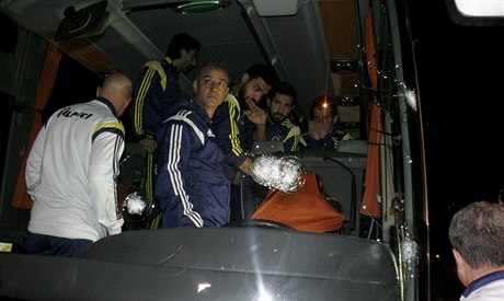 Autobus fotbalist Fenerbahce napadli neznámí útoníci.