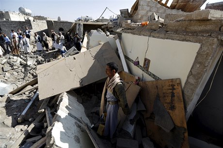 Domov v troskách. Následky bombardování Jemenu arabskými spojenci v obytné...