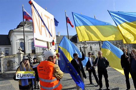 Aktivisté s ukrajinskými vlajkami i odprci NATO se shromádili 4. dubna u...