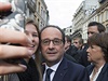 Francouzský prezident Francois Hollande pózuje pro selfie ve mst Lille.