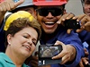 Selfie s dlníky na olympijském staveniti. Brazilská prezidentka Dilma...