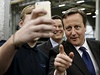 Tohle tlaítko? Britský premiér David Cameron se nechává fotit bhem kampan na...
