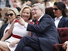 Kanadský premiér Stephen Harper poizuje selfie se svou enou bhem oslav...