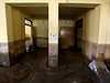 Zablácená koupelna po povodni  v kasárnách ve mst Los Loros.