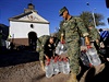 Vojáci se snaí místní zásobovat pitnou vodou.