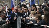 Vojislav Šešelj během protestů před soudním tribunálem v Haagu 1. dubna 2015. Vojislav Šešelj během protestů před soudním tribunálem v Haagu 1. dubna 2015.
