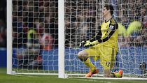 Thibaut Courtois se nestihl vrtit do brny a v utkn proti Stoke inkasoval...