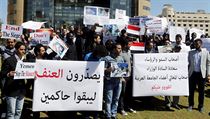 Protesty proti bombardovn Jemenu ped sdlem OSN v libanonskm Bejrtu.