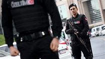 Turecké speciální jednotky před budovou soudu v Istanbulu. | na serveru Lidovky.cz | aktuální zprávy
