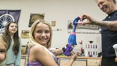 Faith Lennox a její robotická ruka z 3D tiskárny v modré, rové a fialové...