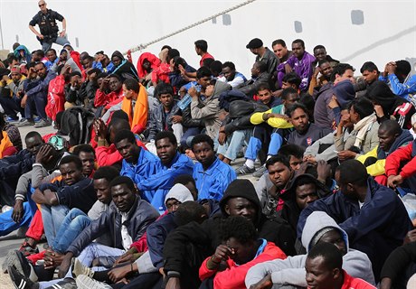 Afrití uprchlíci na ostrov Lampedusa.