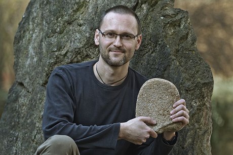 Etnolog a archeolog Jaroslav ídký odkrývá minulost.