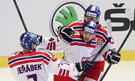 etí hokejisté se radují ze vstelené branky v utkání se Slovenskem.
