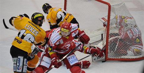 Strkanice ped brankou tineckých Ocelá ve finále extraligového play off.